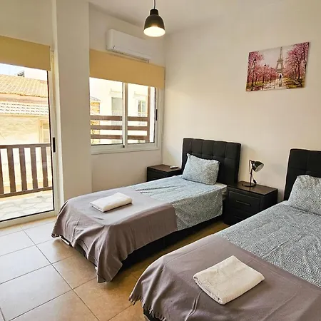 Sky Ward Rooms, 150m From Chabad Lubavitch Apartment Larnaka